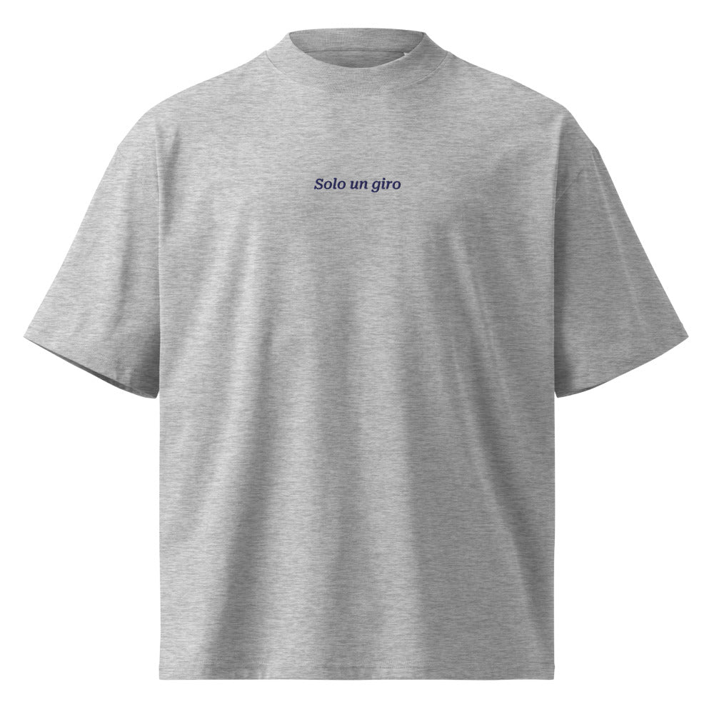 Solo un giro — t-shirt oversize grigia, ricamo blu