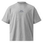 Non è una gara — t-shirt oversize grigia, ricamo blu