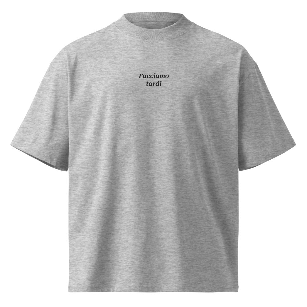 Facciamo tardi — t-shirt oversize grigia, ricamo nero