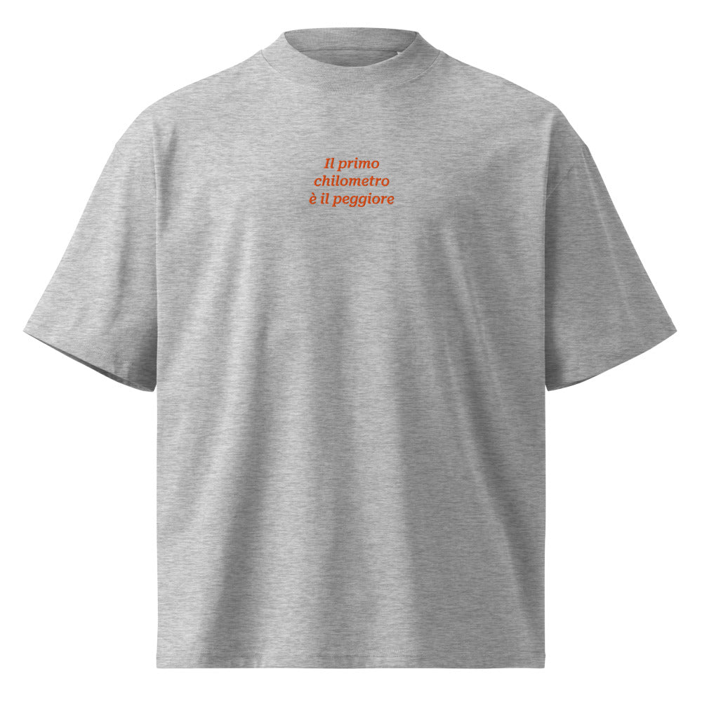 Il primo chilometro è il peggiore — t-shirt oversize grigia, ricamo arancione