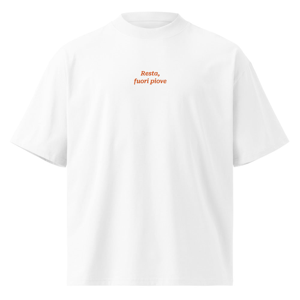 Resta, fuori piove — t-shirt oversize bianca, ricamo arancione