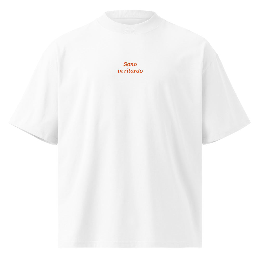 Sono in ritardo — t-shirt oversize bianca, ricamo arancione
