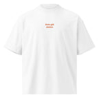 Sono già stanco — t-shirt oversize bianca, ricamo arancione
