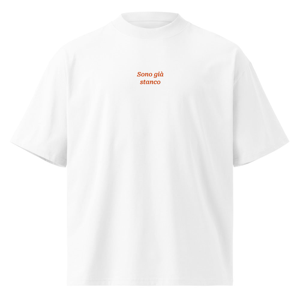 Sono già stanco — t-shirt oversize bianca, ricamo arancione
