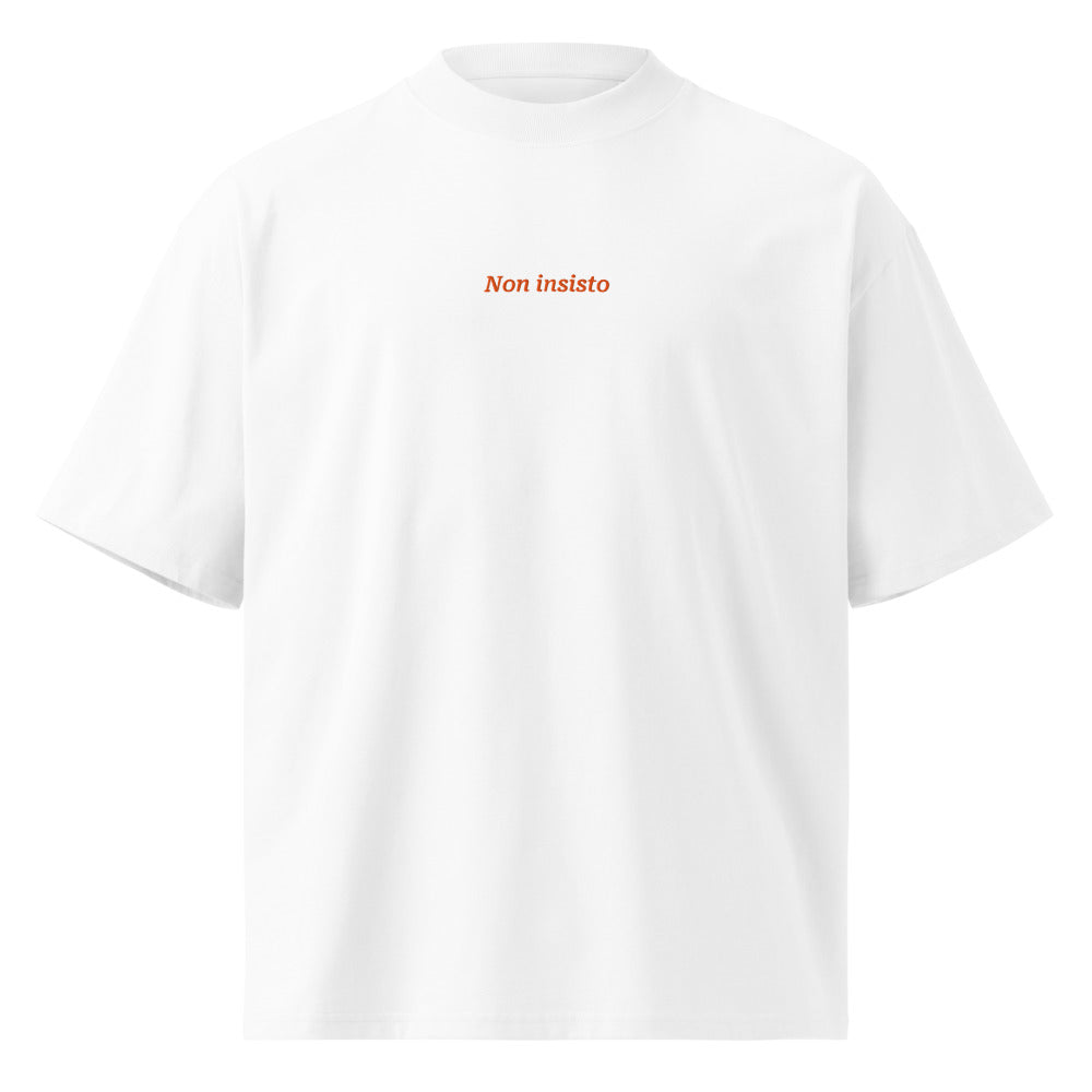 Non insisto — t-shirt oversize bianca, ricamo arancione