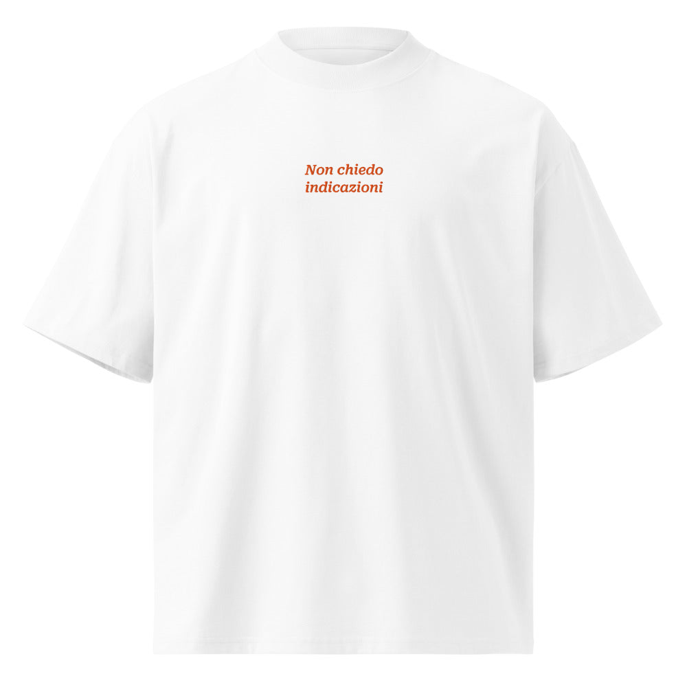 Non chiedo indicazioni — t-shirt oversize bianca, ricamo arancione