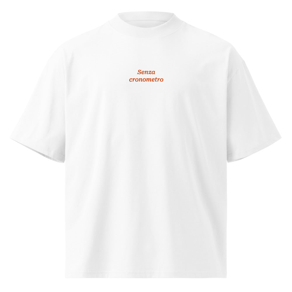 Senza cronometro — t-shirt oversize bianca, ricamo arancione