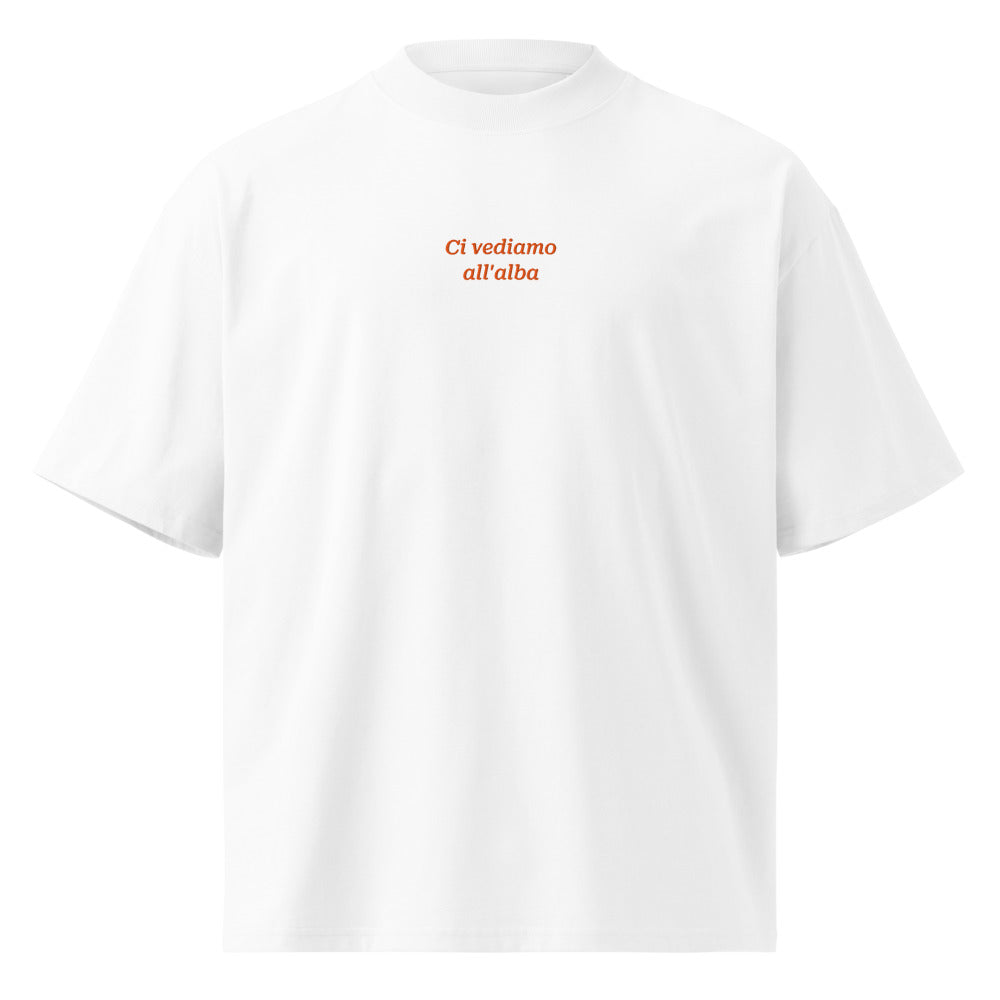 Ci vediamo all'alba — t-shirt oversize bianca, ricamo arancione