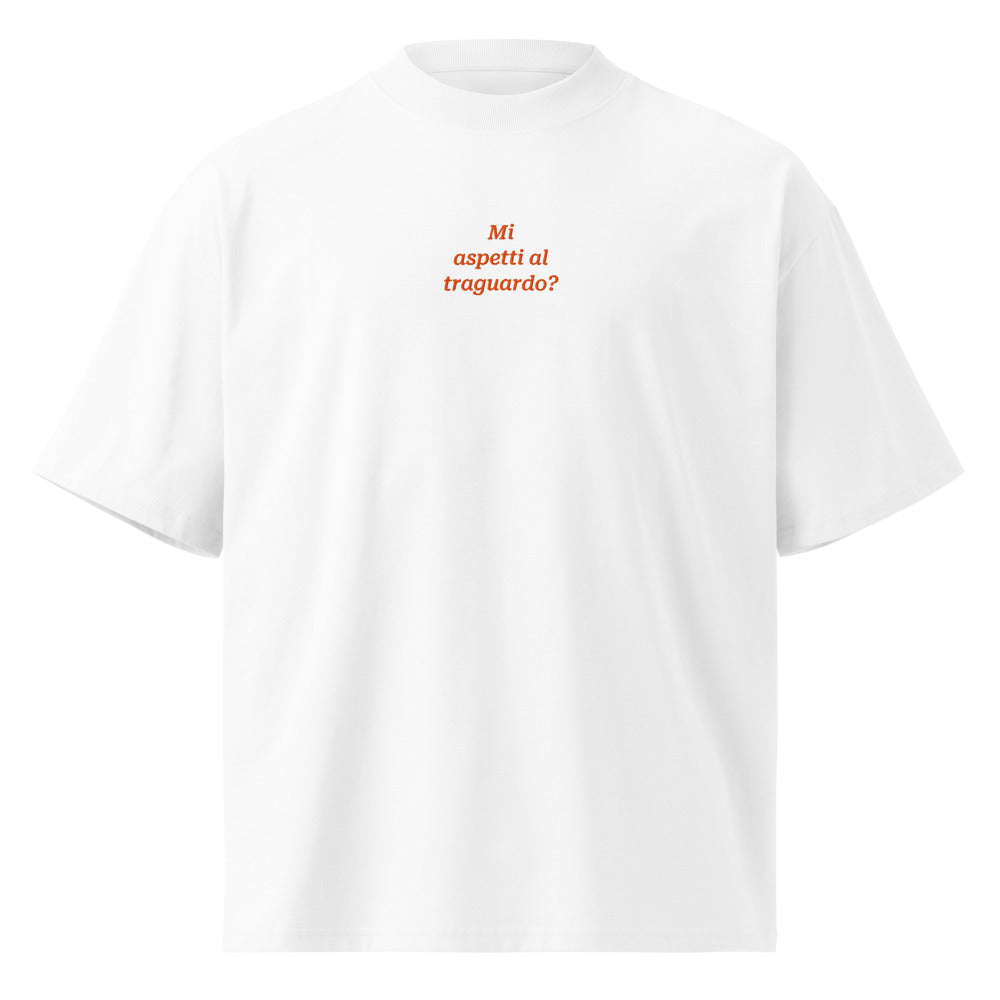 Mi aspetti al traguardo? — t-shirt oversize bianca, ricamo arancione