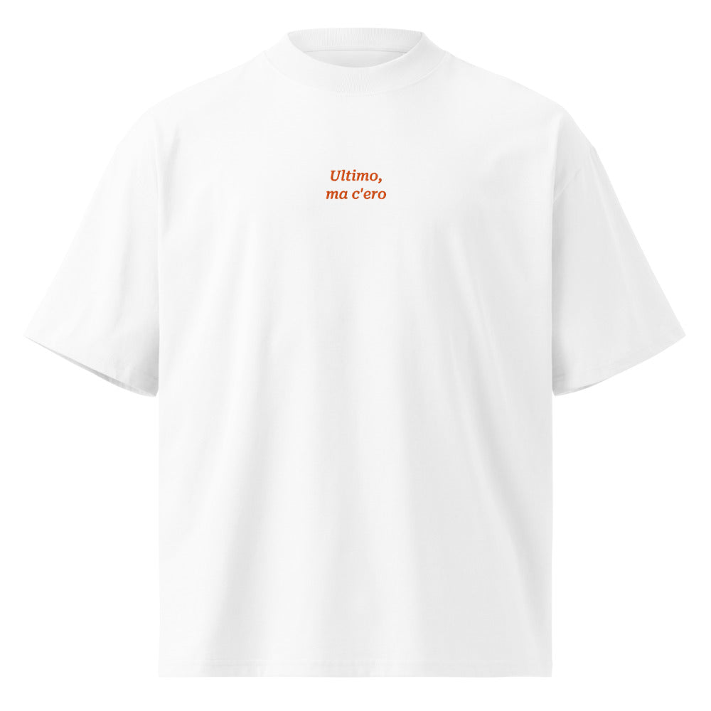 Ultimo, ma c'ero — t-shirt oversize bianca, ricamo arancione