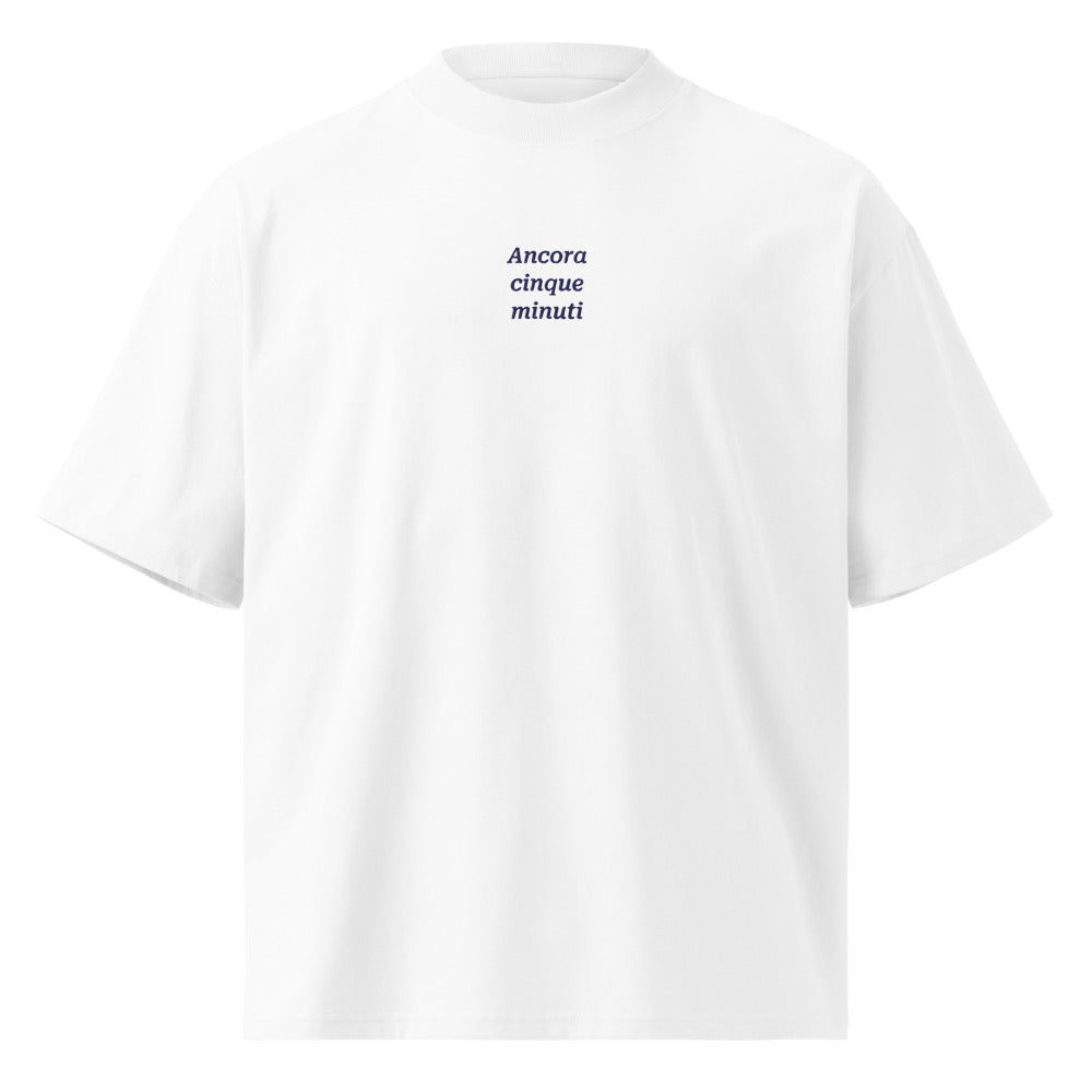 Ancora cinque minuti — t-shirt oversize bianca, ricamo blu