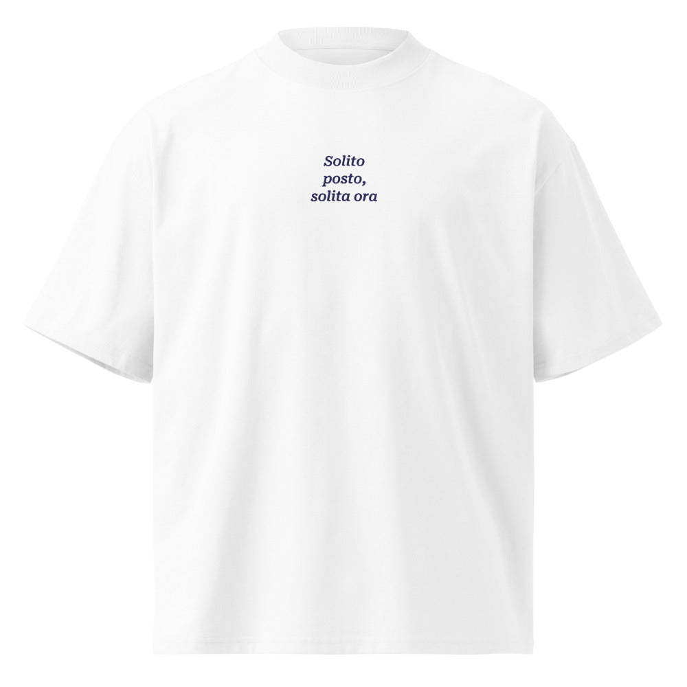 Solito posto, solita ora — t-shirt oversize bianca, ricamo blu
