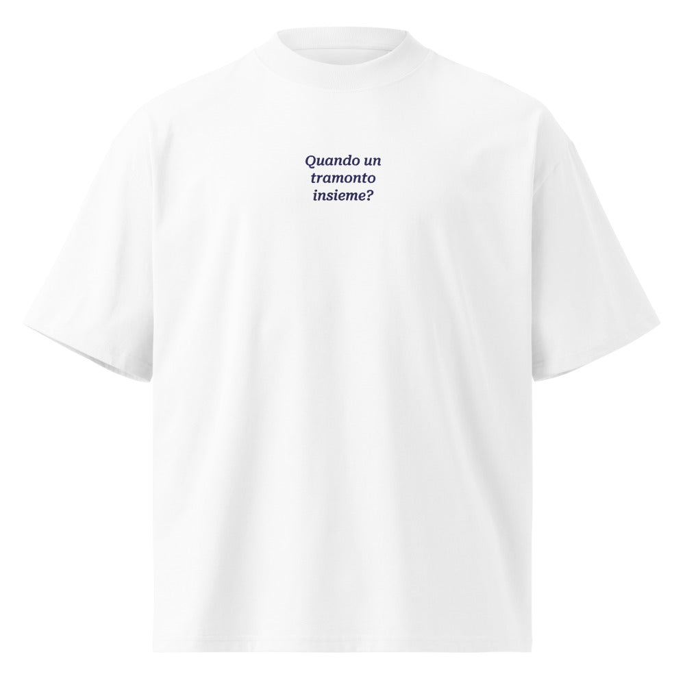 Quando un tramonto insieme? — t-shirt oversize bianca, ricamo blu