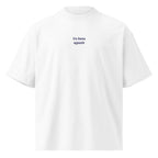 Va bene uguale — t-shirt oversize bianca, ricamo blu