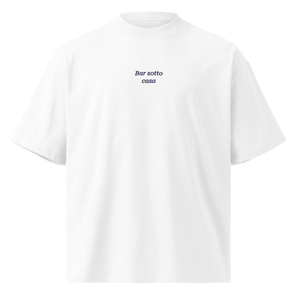 Bar sotto casa — t-shirt oversize bianca, ricamo blu