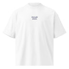 Sono già stanco — t-shirt oversize bianca, ricamo blu