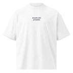 Scendo alla prossima — t-shirt oversize bianca, ricamo blu