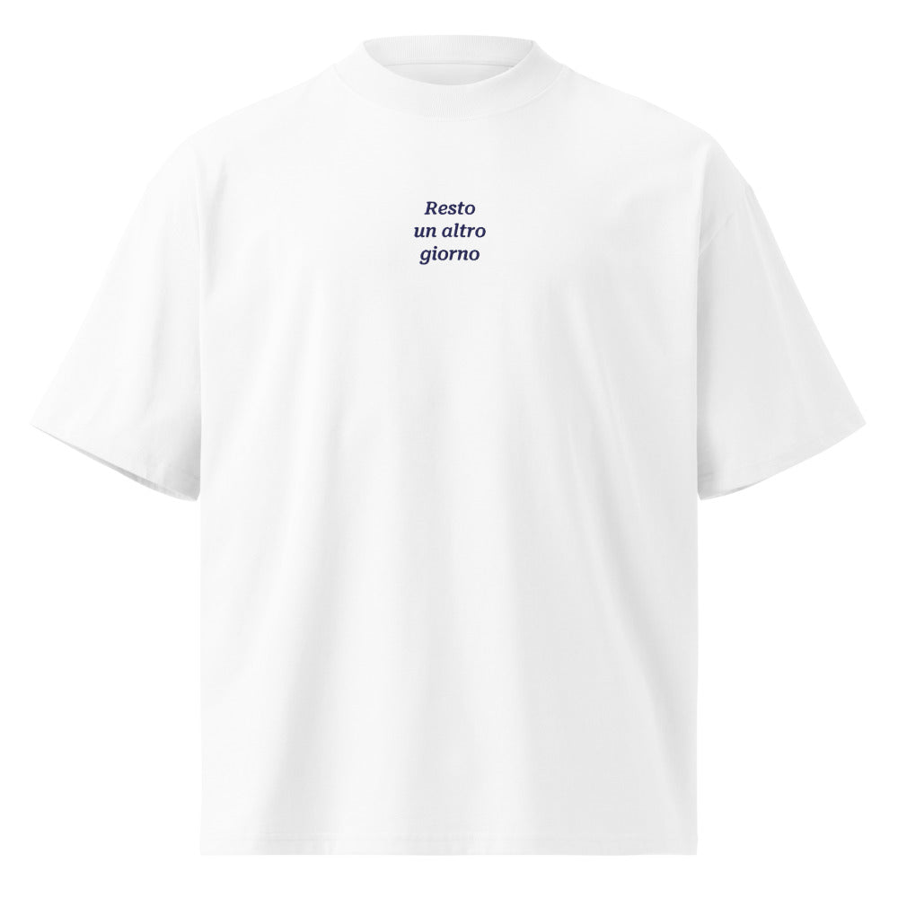Resto un altro giorno — t-shirt oversize bianca, ricamo blu