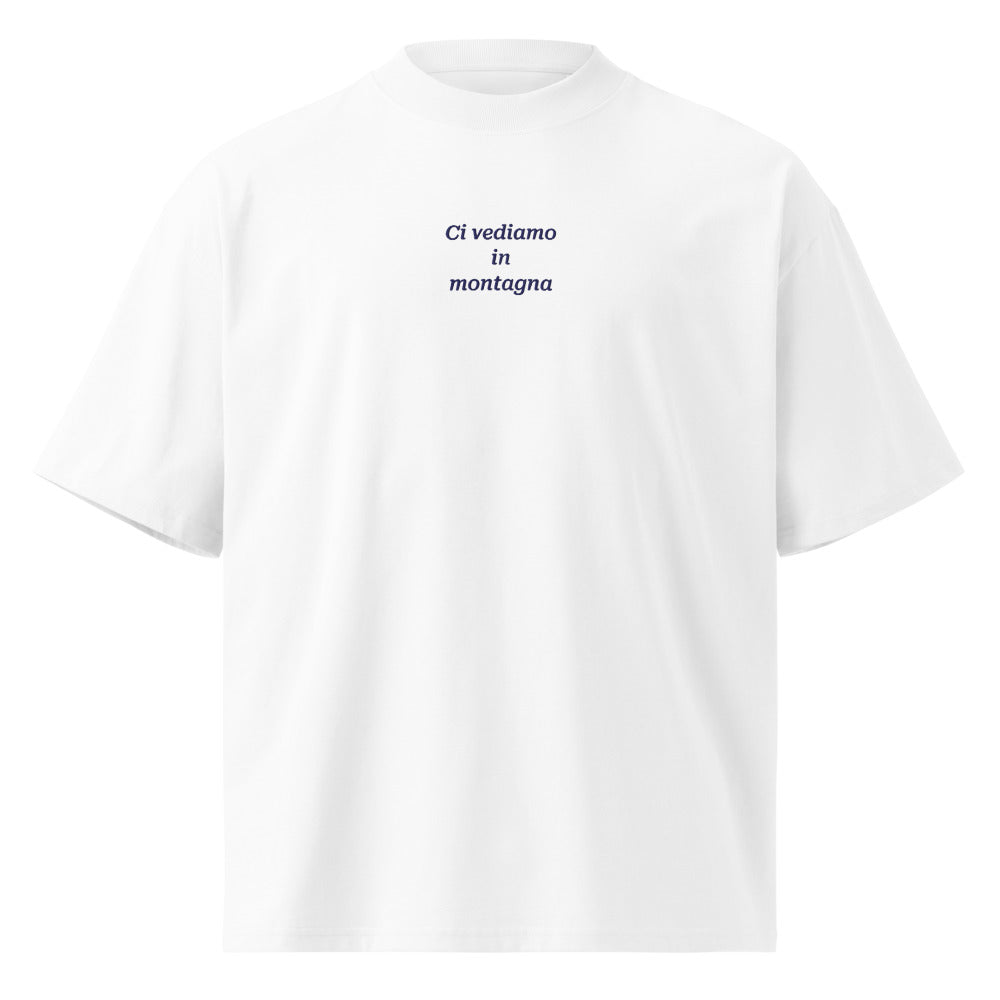 Ci vediamo in montagna — t-shirt oversize bianca, ricamo blu