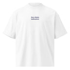 Non chiedo indicazioni — t-shirt oversize bianca, ricamo blu