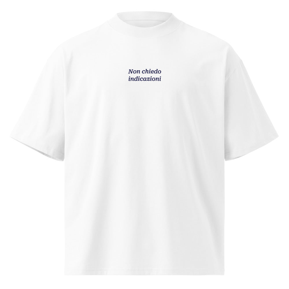 Non chiedo indicazioni — t-shirt oversize bianca, ricamo blu