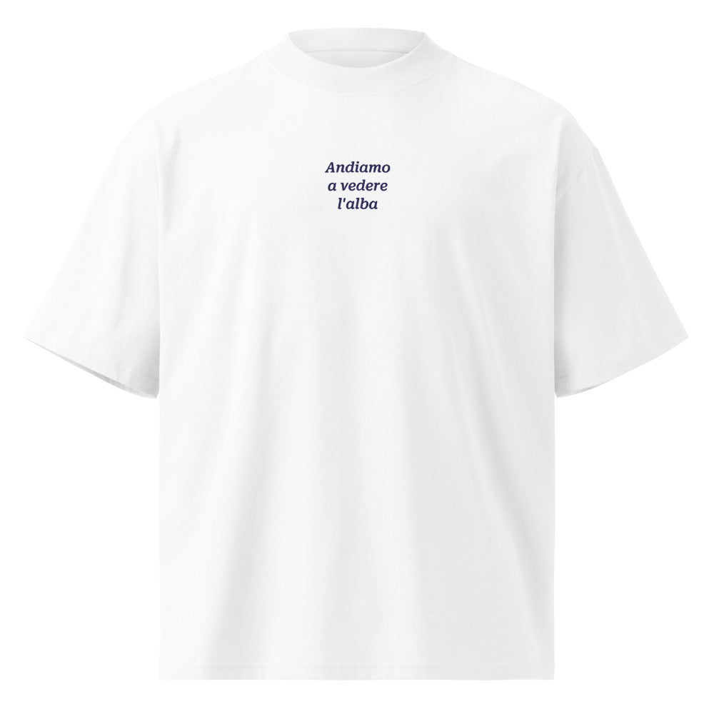 Andiamo a vedere l'alba — t-shirt oversize bianca, ricamo blu