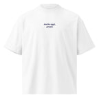 Anche oggi, presto — t-shirt oversize bianca, ricamo blu