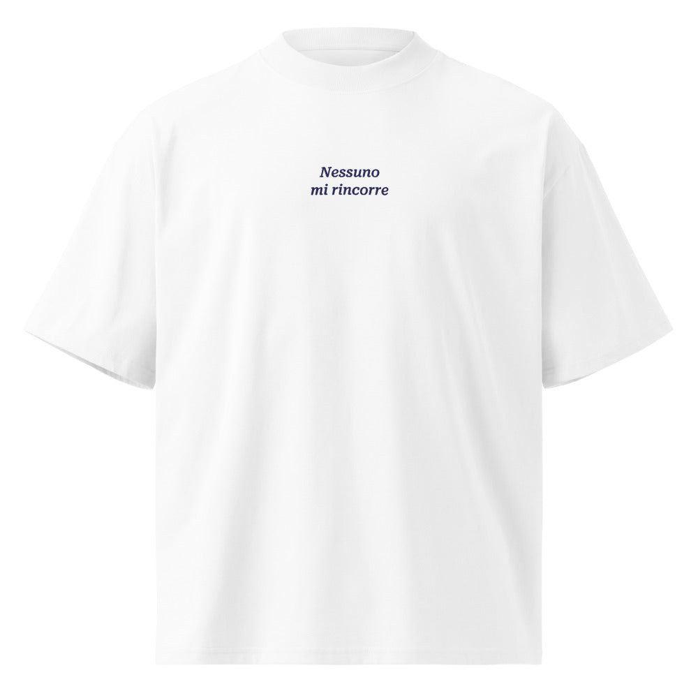 Nessuno mi rincorre — t-shirt oversize bianca, ricamo blu