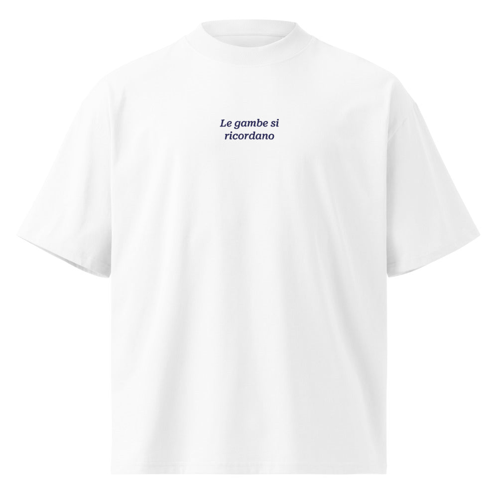 Le gambe si ricordano — t-shirt oversize bianca, ricamo blu