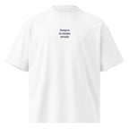 Sempre la stessa strada — t-shirt oversize bianca, ricamo blu