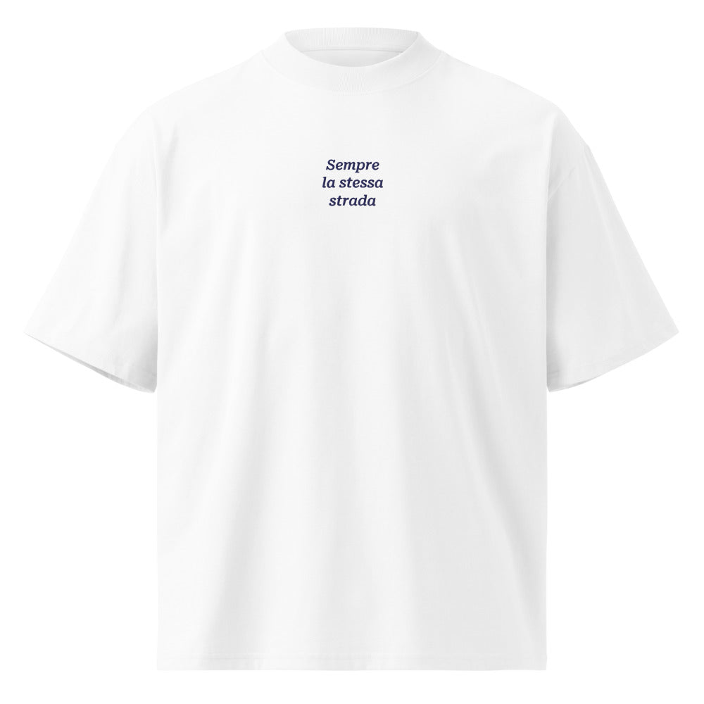 Sempre la stessa strada — t-shirt oversize bianca, ricamo blu