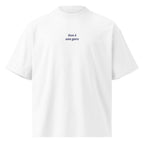 Non è una gara — t-shirt oversize bianca, ricamo blu