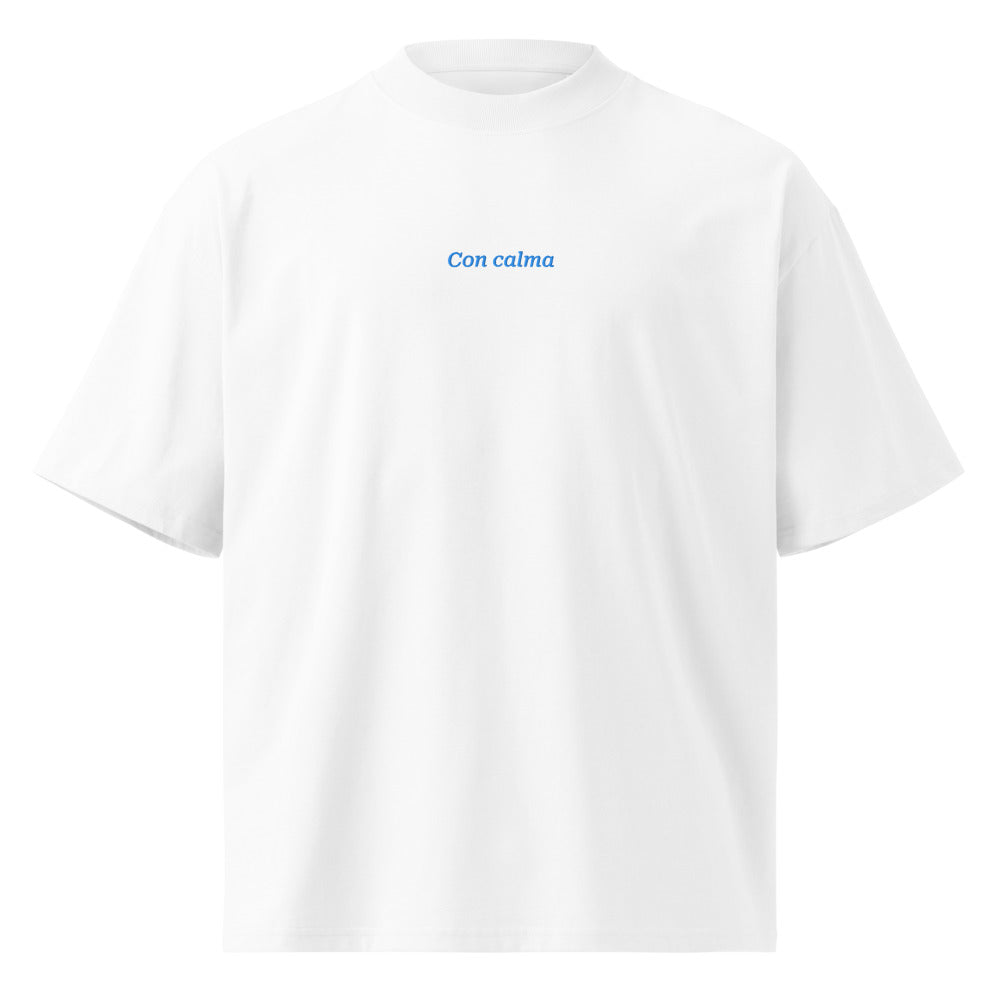 Con calma — t-shirt oversize bianca, ricamo acqua pavone