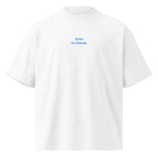 Sono in ritardo — t-shirt oversize bianca, ricamo acqua pavone