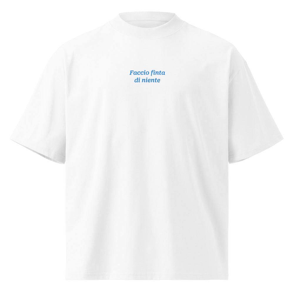 Faccio finta di niente — t-shirt oversize bianca, ricamo acqua pavone