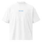 Non insisto — t-shirt oversize bianca, ricamo acqua pavone