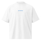 Se lo dici tu — t-shirt oversize bianca, ricamo acqua pavone