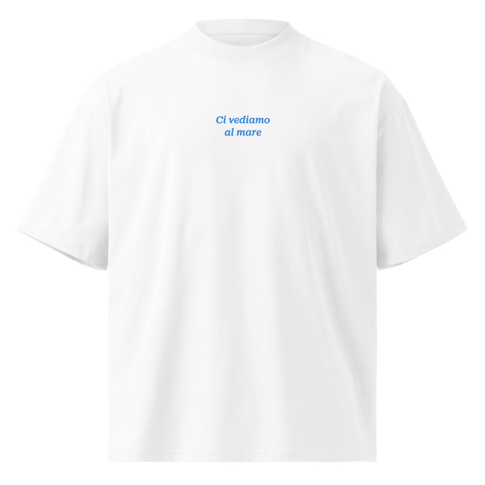 Ci vediamo al mare — t-shirt oversize bianca, ricamo acqua pavone