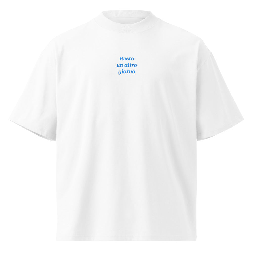 Resto un altro giorno — t-shirt oversize bianca, ricamo acqua pavone