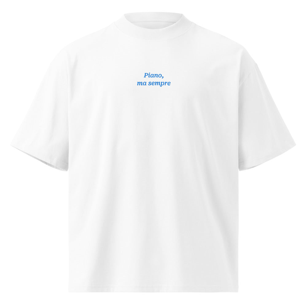 Piano, ma sempre — t-shirt oversize bianca, ricamo acqua pavone