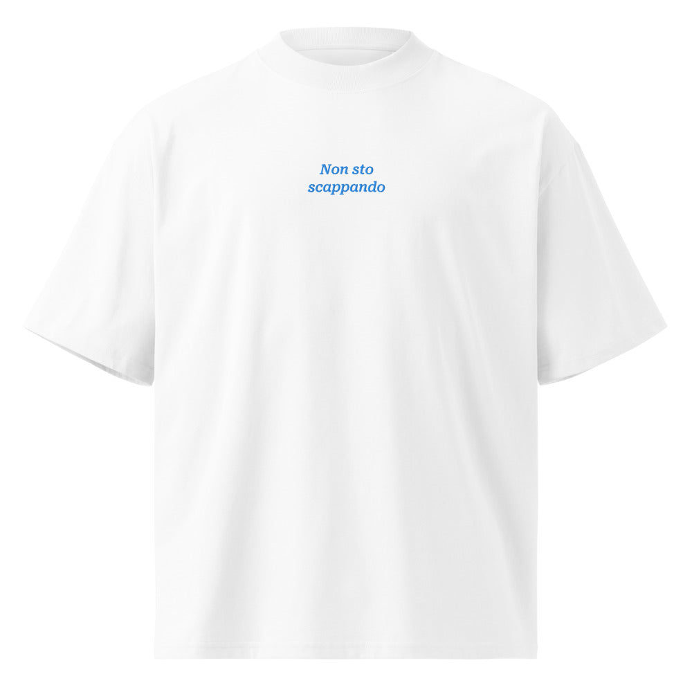 Non sto scappando — t-shirt oversize bianca, ricamo acqua pavone