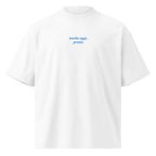 Anche oggi, presto — t-shirt oversize bianca, ricamo acqua pavone