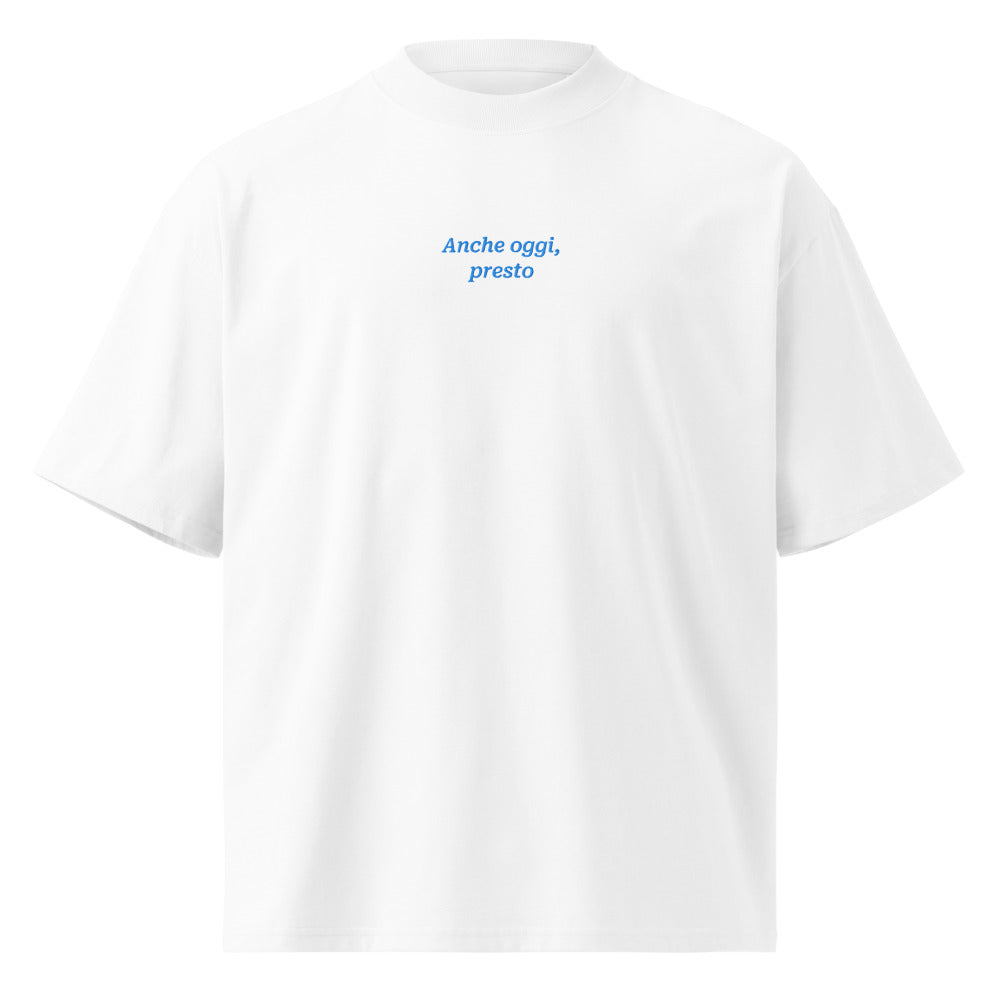 Anche oggi, presto — t-shirt oversize bianca, ricamo acqua pavone