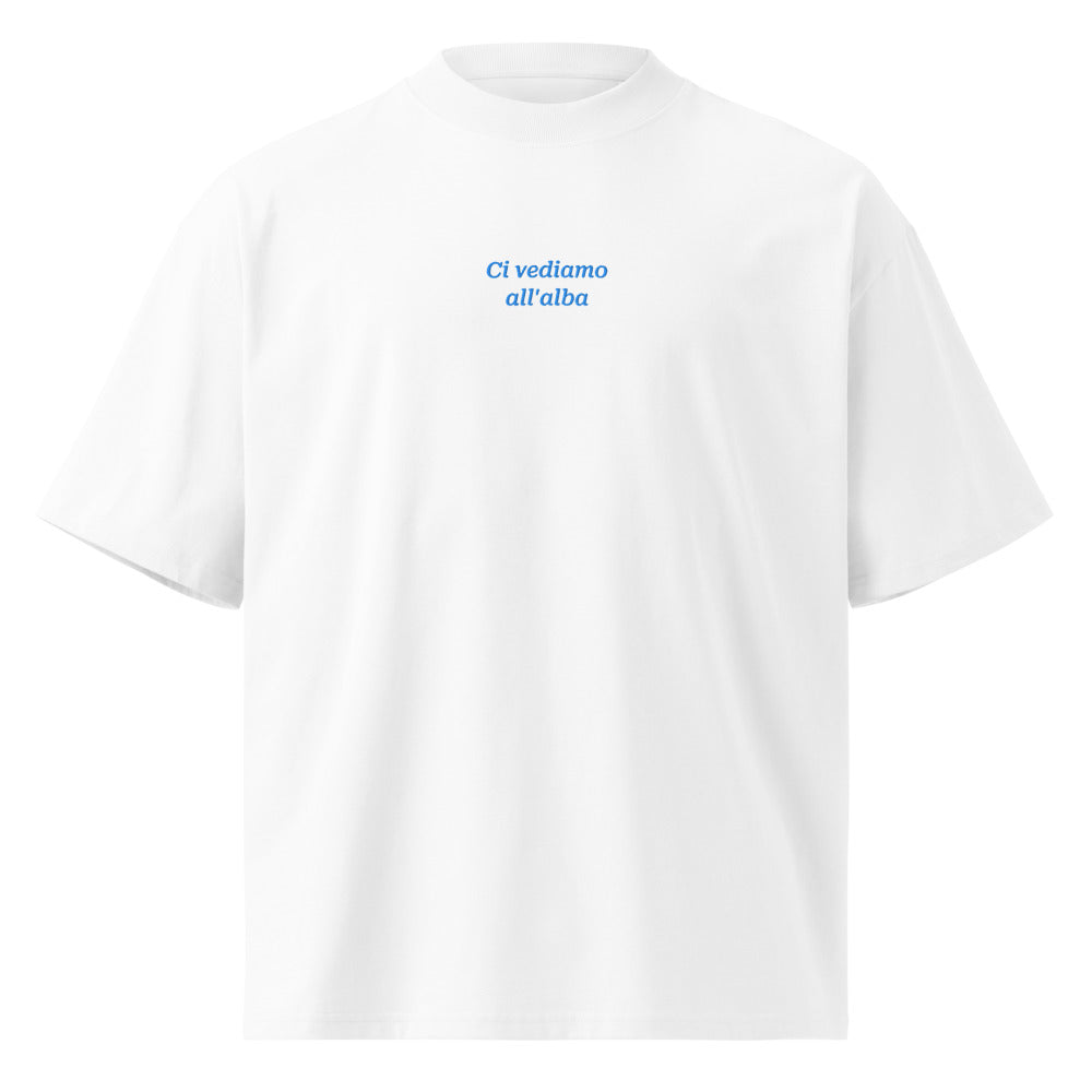 Ci vediamo all'alba — t-shirt oversize bianca, ricamo acqua pavone