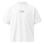 Corro per stare zitto — t-shirt oversize bianca, ricamo acqua pavone