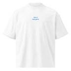 Non è una gara — t-shirt oversize bianca, ricamo acqua pavone