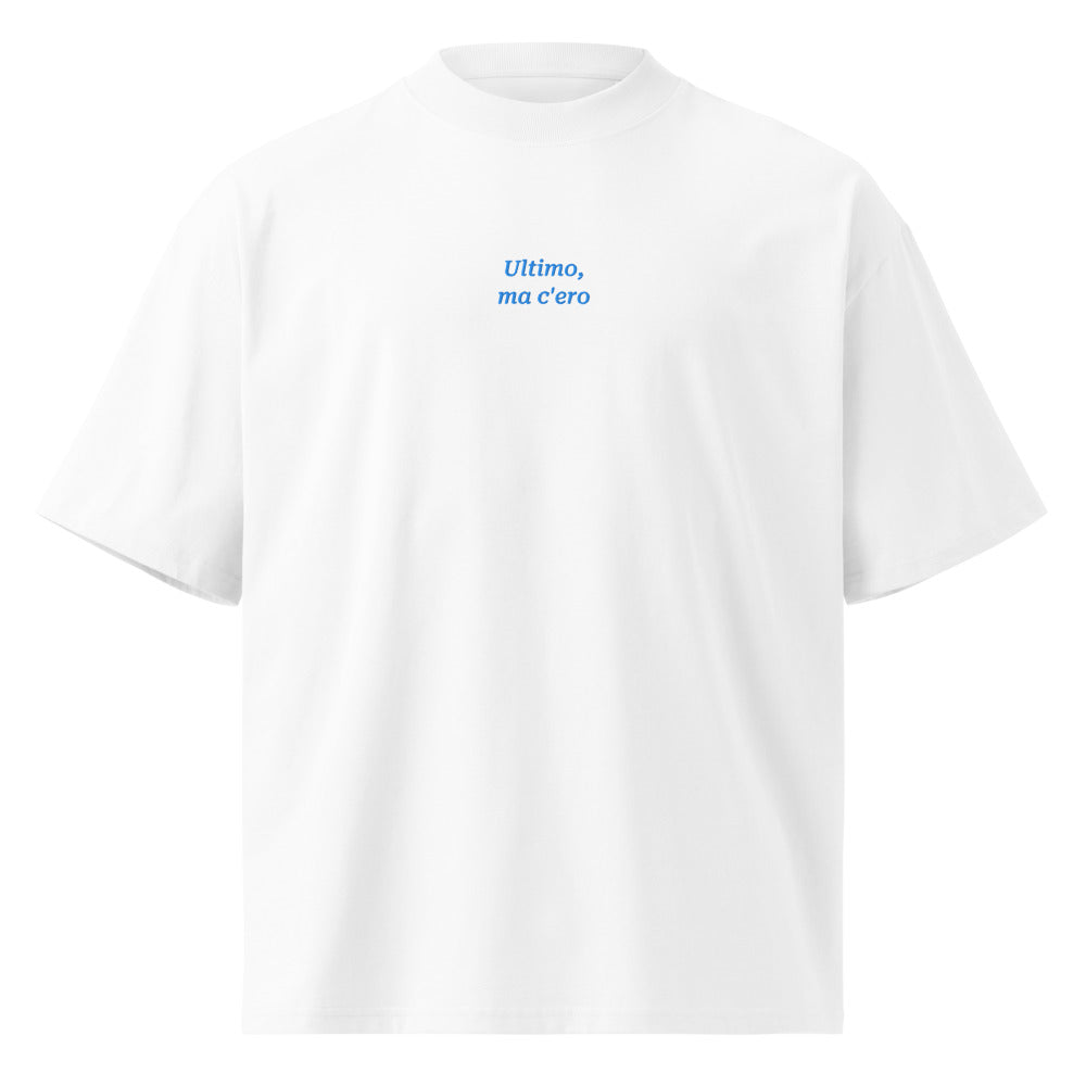 Ultimo, ma c'ero — t-shirt oversize bianca, ricamo acqua pavone