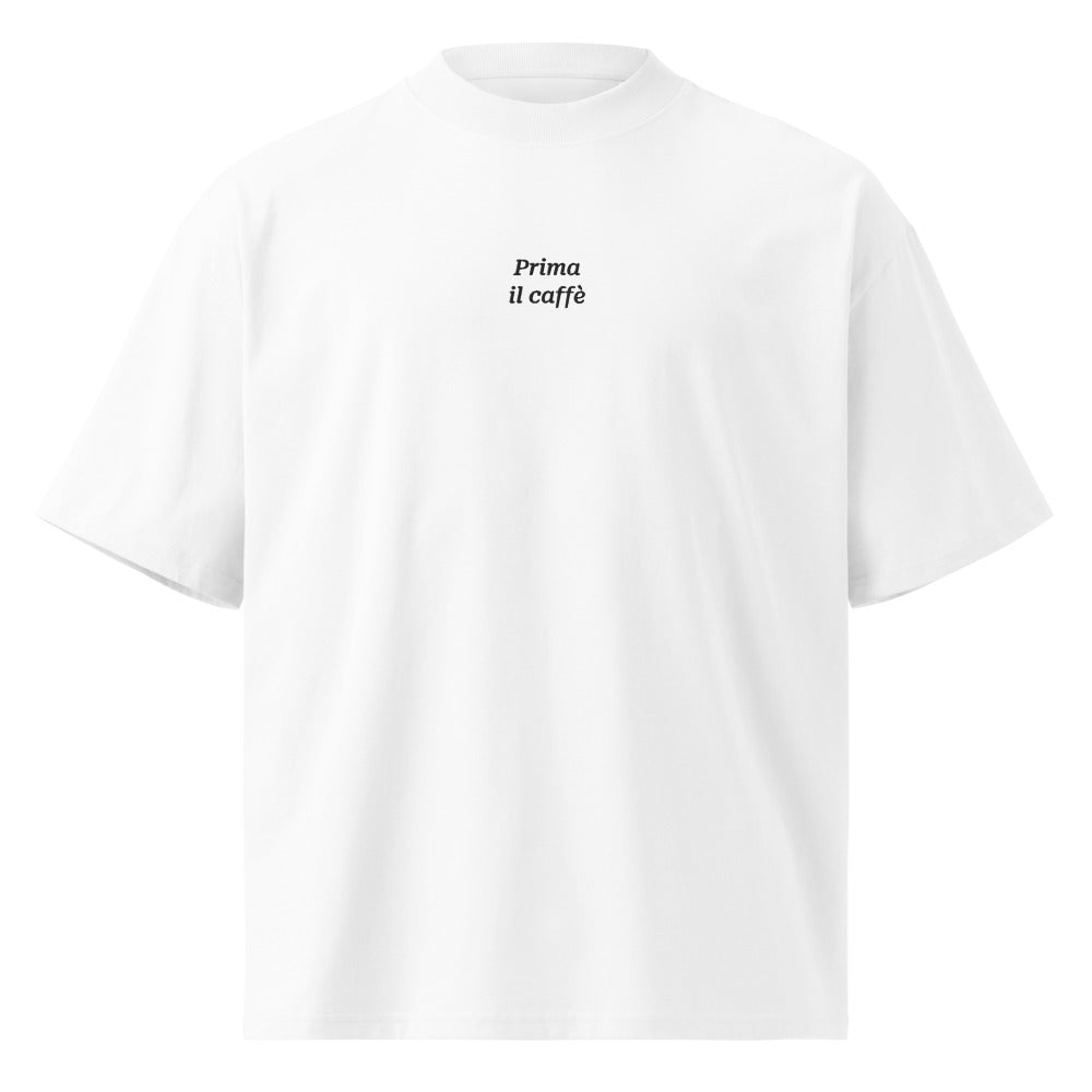 Prima il caffè — t-shirt oversize bianca, ricamo nero