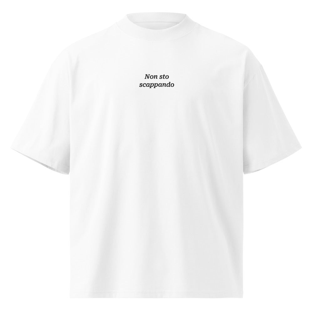 Non sto scappando — t-shirt oversize bianca, ricamo nero