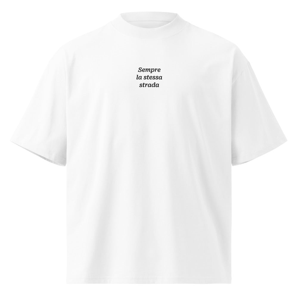Sempre la stessa strada — t-shirt oversize bianca, ricamo nero